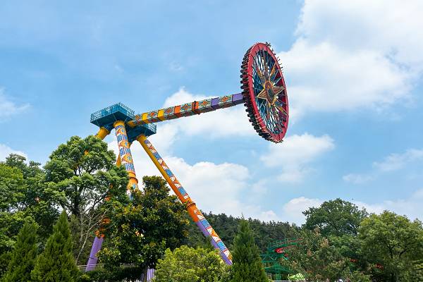How Should Queue and Spectator Areas Be Planned Around a Big Pendulum Attraction?